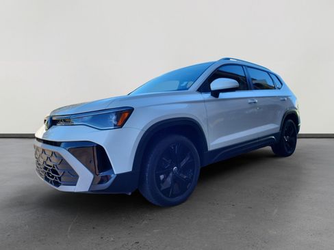 Certified 2025 Volkswagen Taos SE w/ Black Wheel Package image 1