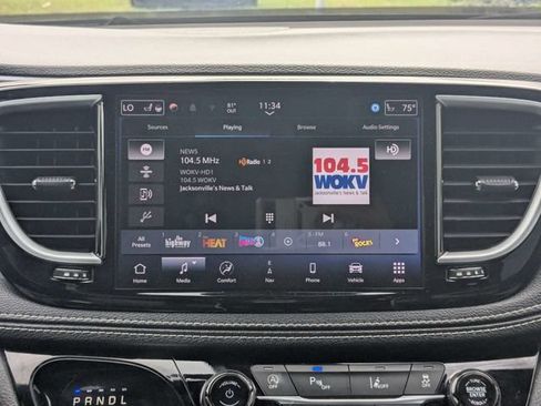 Used 2025 Chrysler Pacifica Limited FWD image 18