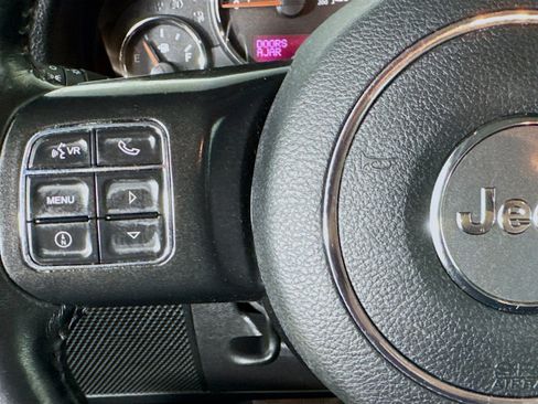 Used 2018 Jeep Wrangler Unlimited Rubicon w/ Connectivity Group image 13