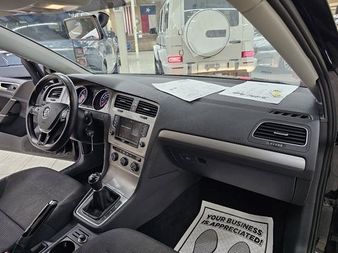 Used 2016 Volkswagen Golf S image 21