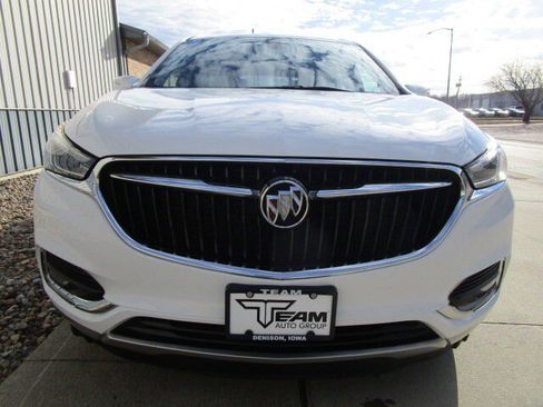 Used 2020 Buick Enclave Essence image 2