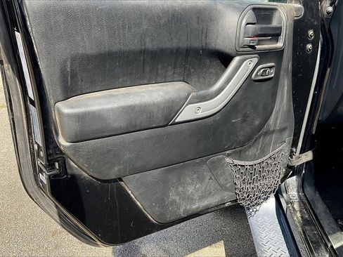 Used 2017 Jeep Wrangler Unlimited Sahara w/ Connectivity Group image 19