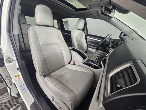 Used 2019 Toyota Highlander XLE image 14