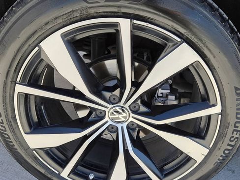 Used 2024 Volkswagen Atlas SEL Premium R-Line AWD/4WD image 9