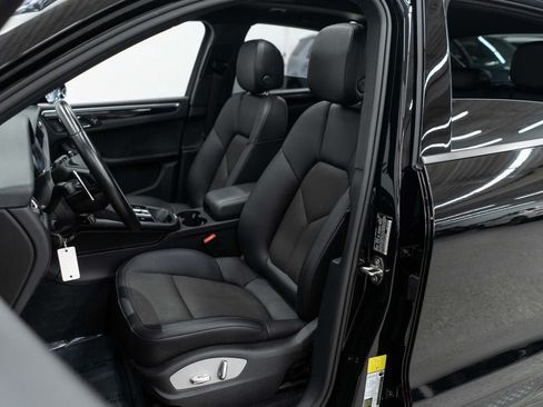 Used 2024 Porsche Macan AWD/4WD image 9