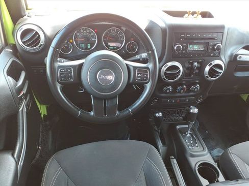 Used 2017 Jeep Wrangler Unlimited Rubicon w/ Connectivity Group AWD/4WD image 3