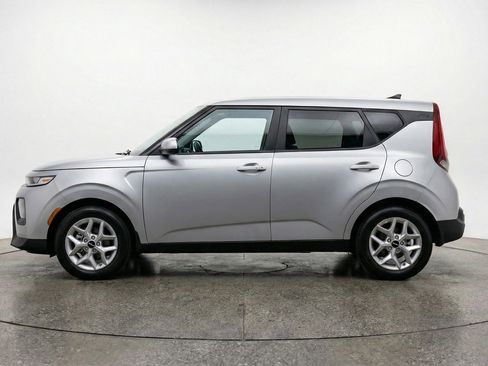 Used 2025 Kia Soul LX w/ LX Technology Package FWD image 5