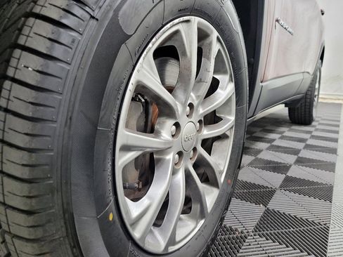 Used 2019 Jeep Cherokee Latitude Plus AWD/4WD image 31