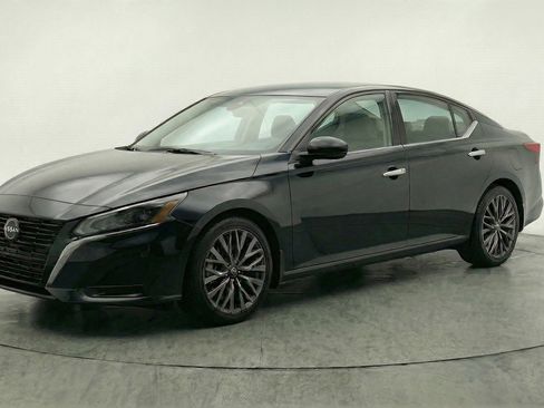 Used 2025 Nissan Altima 2.5 SV image 3
