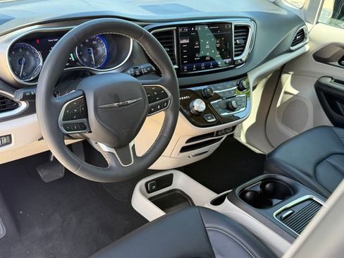 Used 2024 Chrysler Pacifica Touring-L FWD image 8