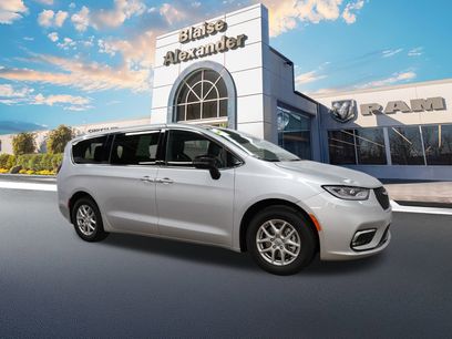 Used 2026 Chrysler Pacifica Select