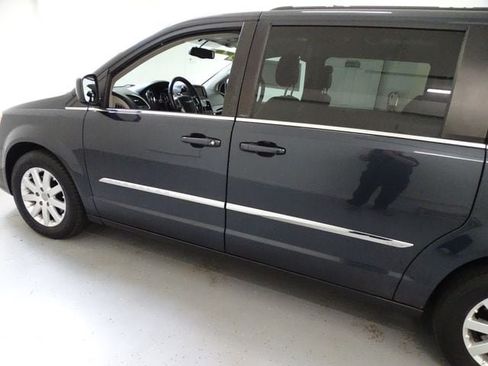 Used 2013 Chrysler Town & Country Touring FWD image 17