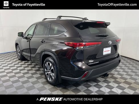 Used 2022 Toyota Highlander XLE image 2