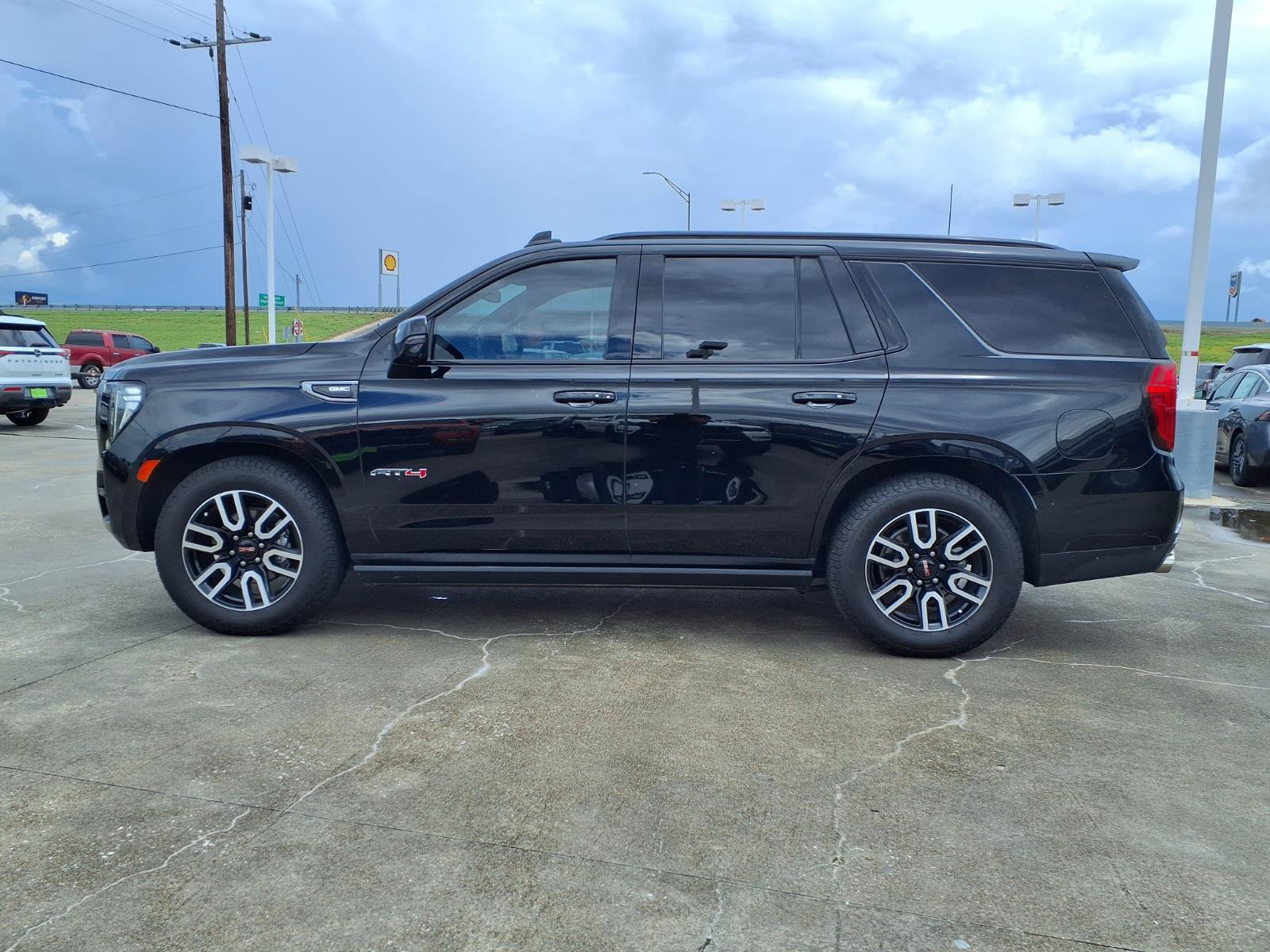 Used 2023 GMC Yukon AT4 AWD/4WD image 9