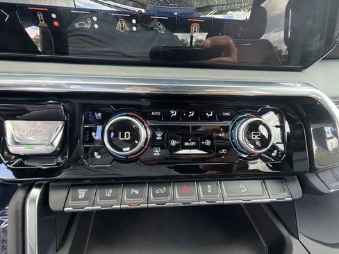 Used 2025 GMC Sierra 2500 Denali Ultimate w/ Max Trailering Package AWD/4WD image 18