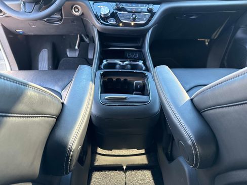 Used 2024 Chrysler Pacifica Limited w/ S Appearance Package image 16