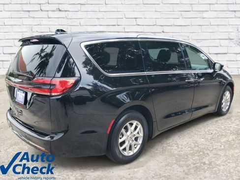 Used 2024 Chrysler Pacifica Touring-L FWD image 4