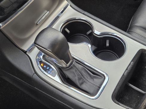 Used 2020 Jeep Grand Cherokee Overland RWD image 16