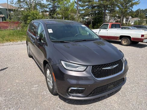Used 2023 Chrysler Pacifica Touring-L image 2
