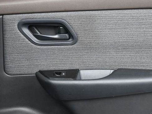 Used 2023 Nissan Rogue S FWD image 31