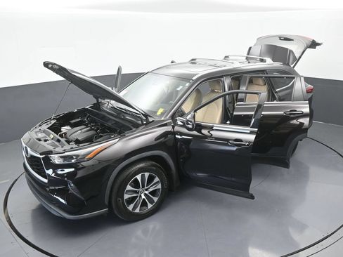 Used 2022 Toyota Highlander XLE FWD image 64