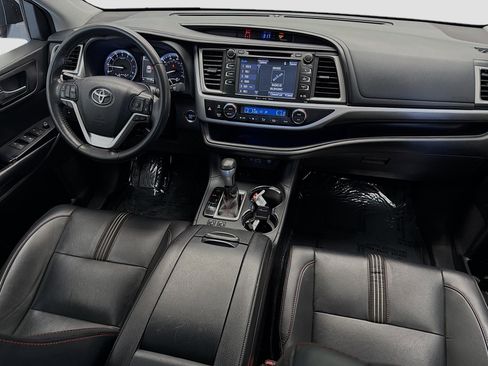 Used 2019 Toyota Highlander SE FWD image 12