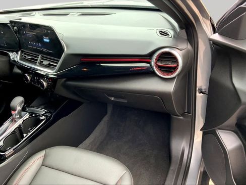 Used 2025 Chevrolet Trax RS w/ Sunroof Package FWD image 19
