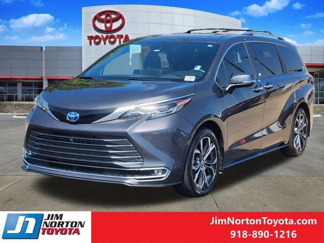 Used 2025 Toyota Sienna Platinum FWD image 4