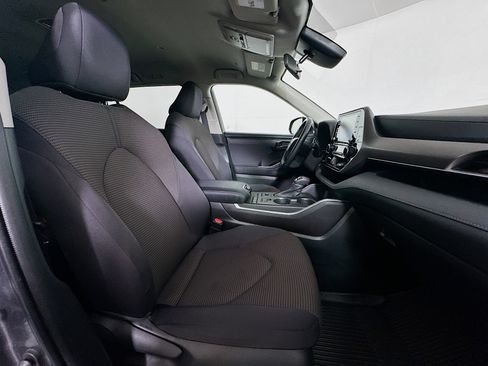 Used 2022 Toyota Highlander LE image 32