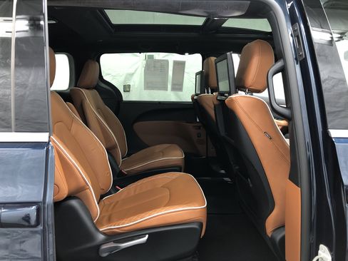 Certified 2024 Chrysler Pacifica Pinnacle image 12