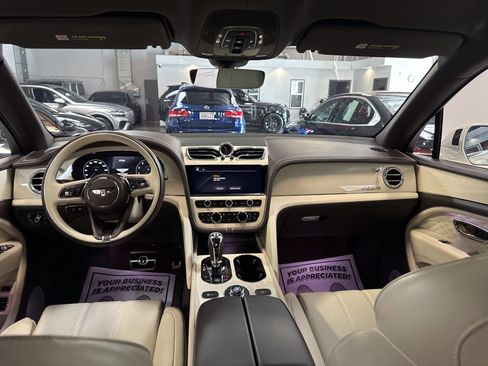 Used 2023 Bentley Bentayga Extended Wheelbase AWD/4WD image 24