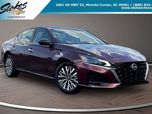 Used 2025 Nissan Altima 2.5 SV FWD image 1
