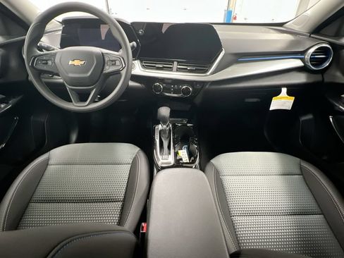 Used 2025 Chevrolet Trax LT FWD image 10