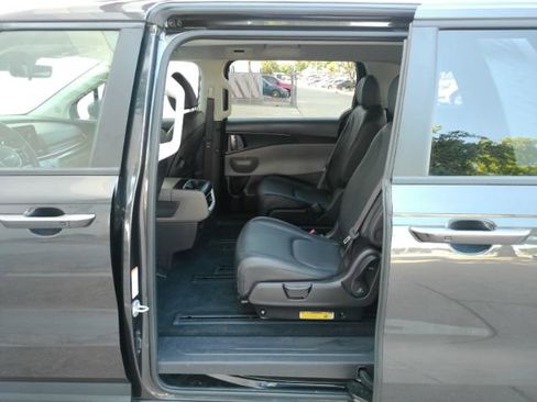 Used 2025 Kia Carnival FWD image 18