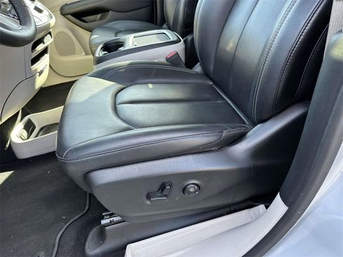Used 2024 Chrysler Pacifica Touring-L image 17