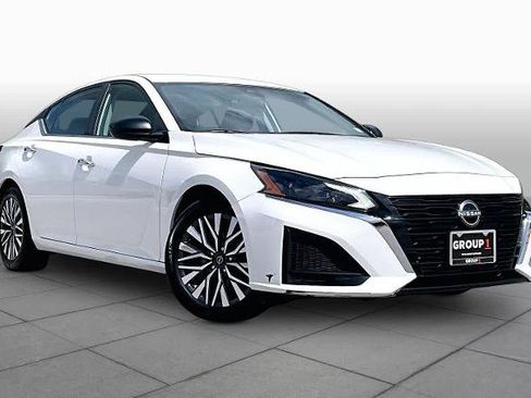 Certified 2025 Nissan Altima 2.5 SV FWD image 3