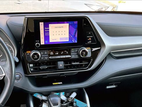 Certified 2023 Toyota Highlander XLE image 7