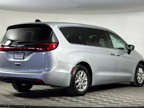 Used 2024 Chrysler Pacifica Touring-L FWD image 4