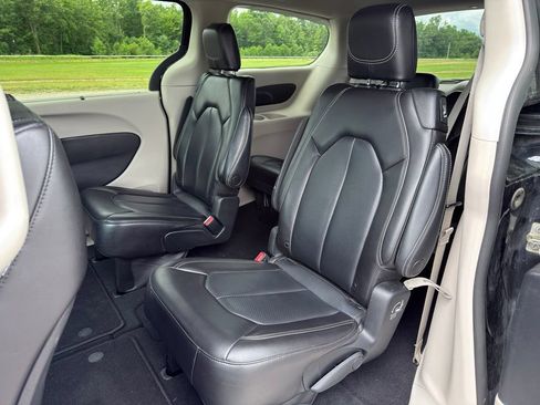 Used 2023 Chrysler Pacifica Touring-L FWD image 22