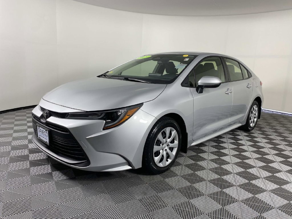 Used 2023 Toyota Corolla LE w/ Carpet Mat Package (TMS) FWD image 4