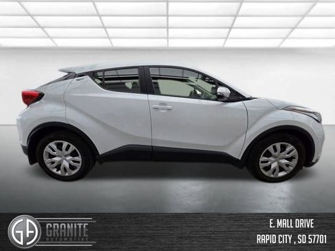 Used 2022 Toyota C-HR XLE image 6