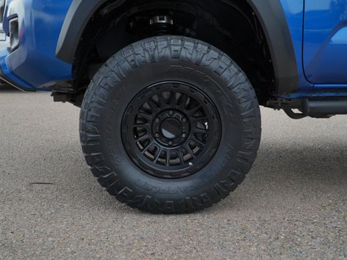 Used 2018 Toyota Tacoma TRD Off-Road AWD/4WD image 11