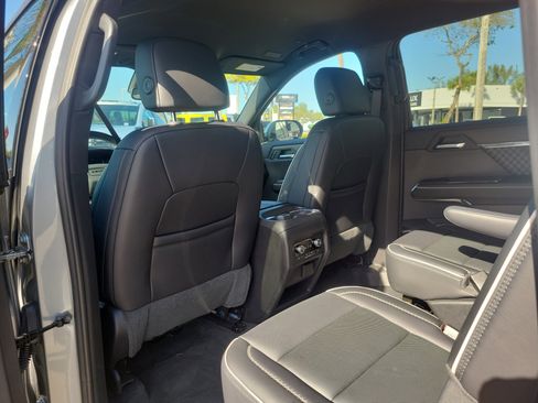 Used 2024 GMC Acadia Denali image 13