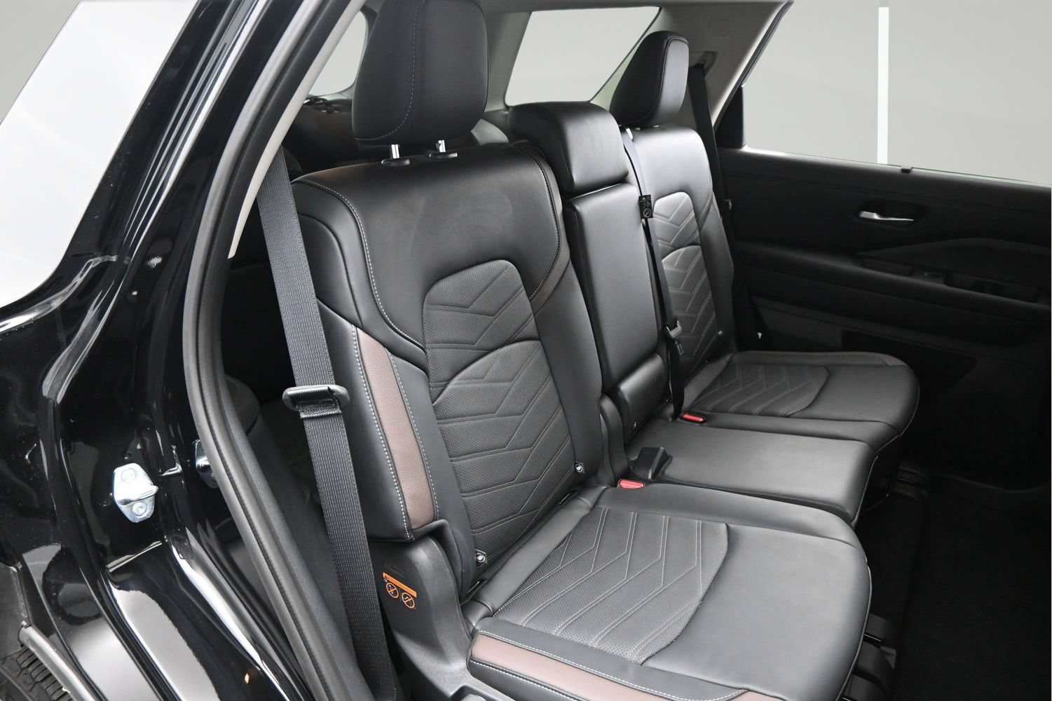 Certified 2025 Nissan Pathfinder Platinum w/ Cargo Package FWD image 13
