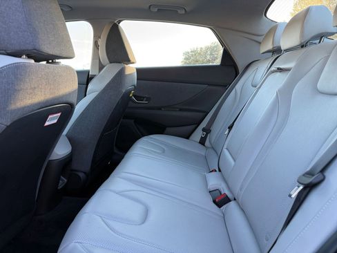 Used 2025 Hyundai Elantra Limited image 27