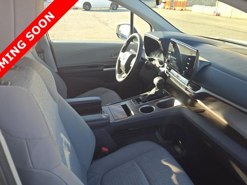 Used 2024 Toyota Sienna LE image 5