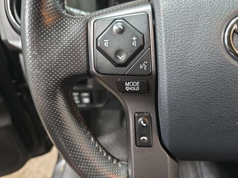 Used 2017 Toyota Tacoma TRD Sport AWD/4WD image 17