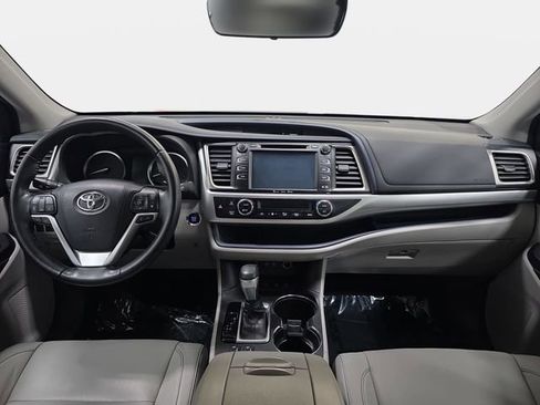 Used 2018 Toyota Highlander XLE AWD/4WD image 10