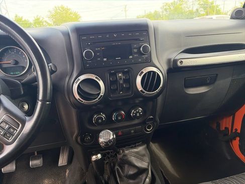Used 2012 Jeep Wrangler Unlimited Sahara w/ Connectivity Group AWD/4WD image 17
