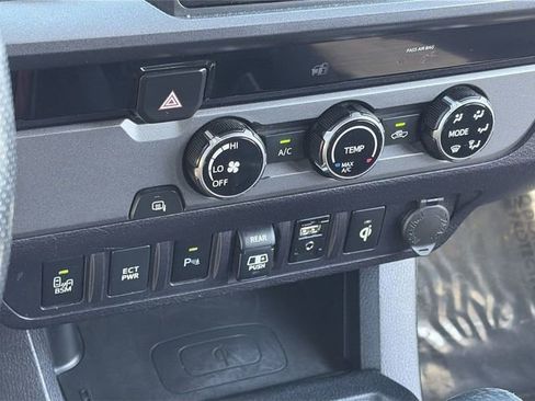 Used 2018 Toyota Tacoma TRD Sport w/ Technology Package image 30